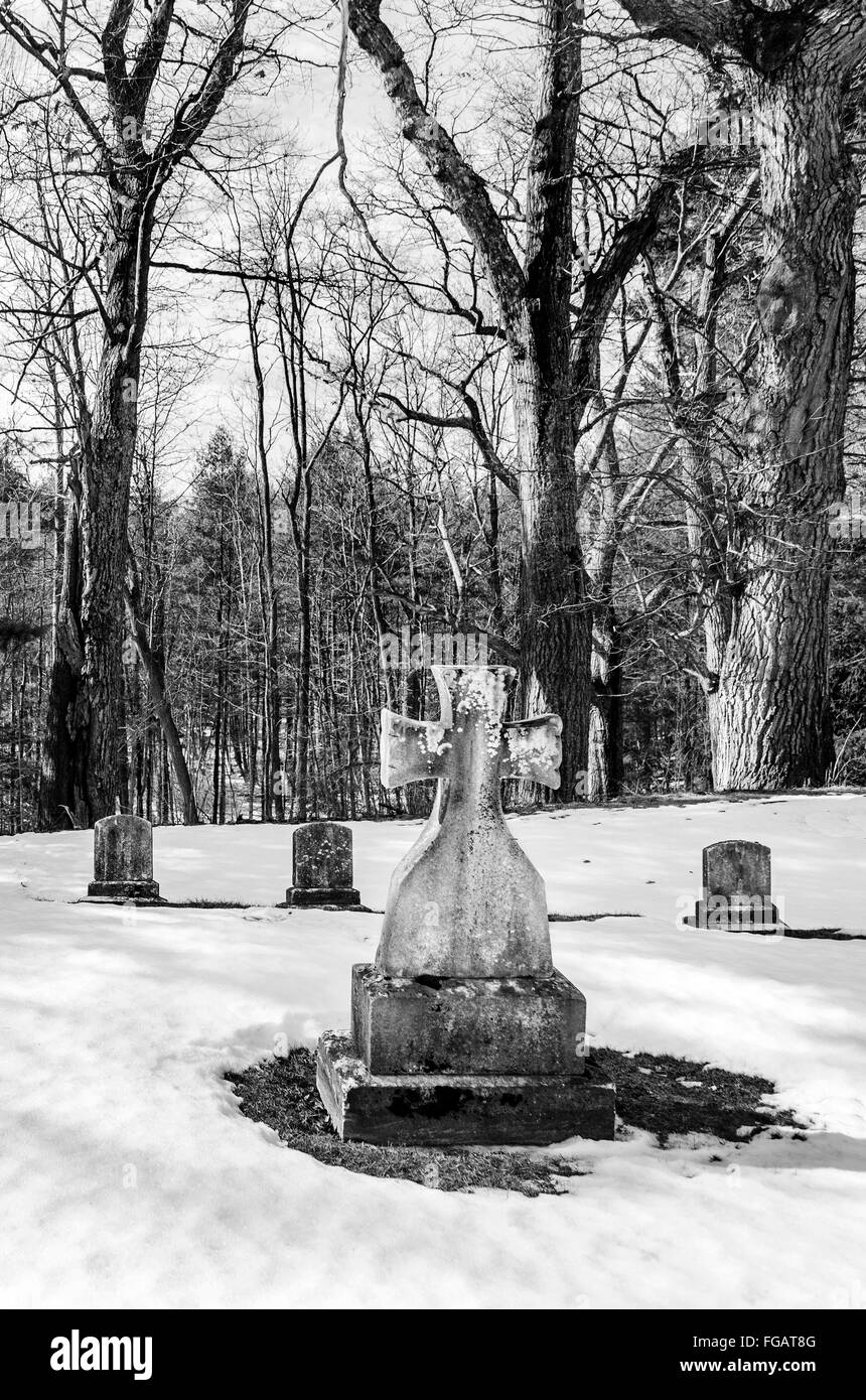 Pierres tombales du cimetière américain et recouvert de neige Banque D'Images