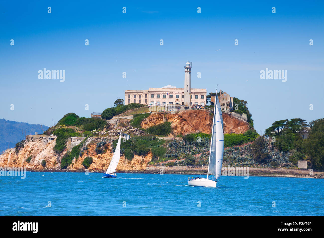 La prison d'Alcatraz et des yachts dans la baie de San Francisco Banque D'Images