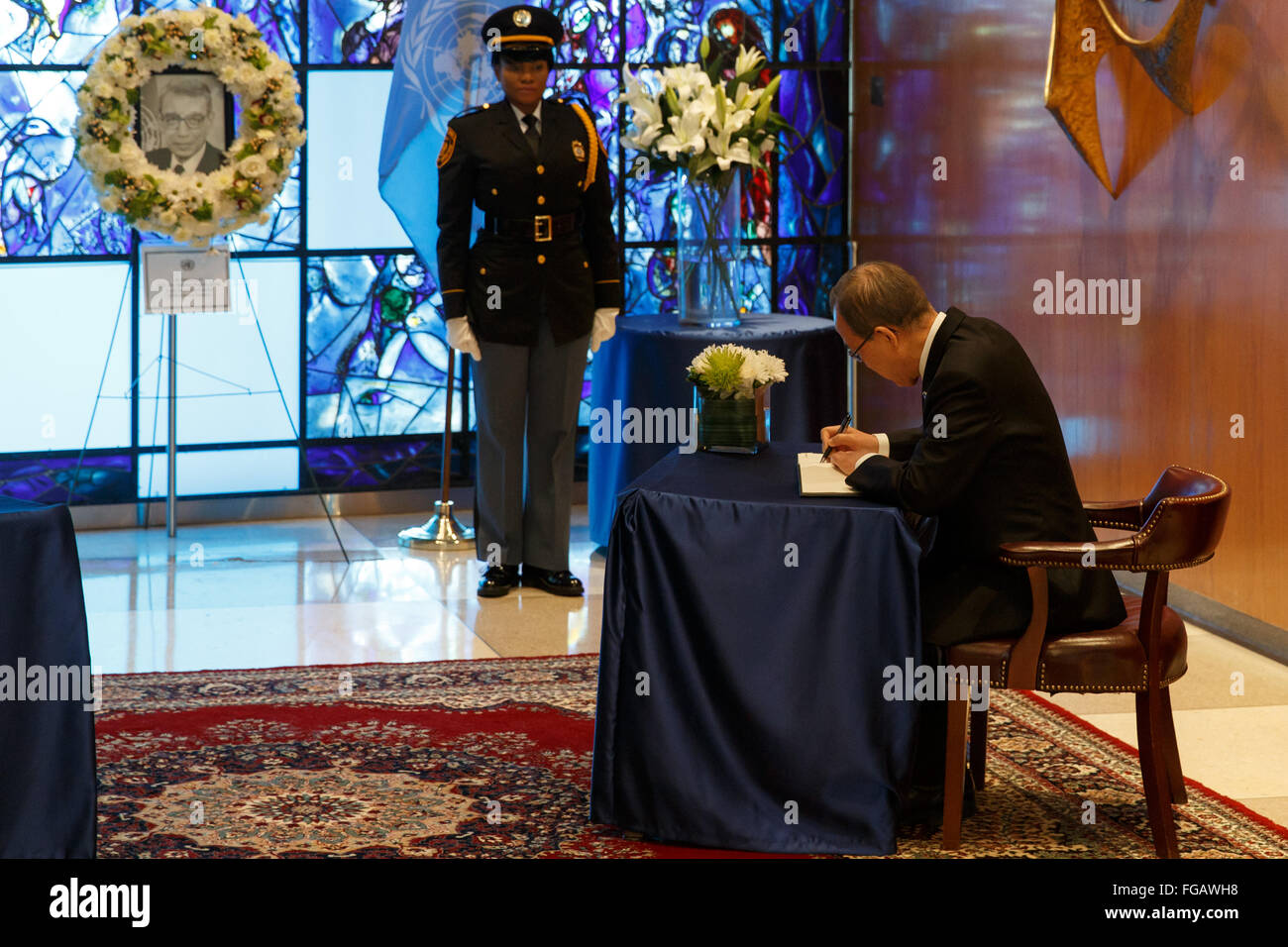 (160218) -- ORGANISATION DES NATIONS UNIES, le 18 février 2016 (Xinhua) -- Le secrétaire général des Nations Unies Ban Ki-moon, signe un livre de condoléances à la mémoire de l'ancien Secrétaire général Boutros Boutros-Ghali, au siège des Nations Unies à New York, le 18 février 2016. Ban Ki-moon, a rendu hommage jeudi à l'ancien chef de l'ONU, M. Boutros Boutros-Ghali, qui est mort mardi à l'âge de 93 ans. 'Boutros Boutros-Ghali avait à la fois la fortune et le malheur d'être le premier Secrétaire général de l'après-guerre froide de l'Organisation des Nations Unies", a déclaré Ban à la session de l'Assemblée générale à la mémoire de Boutros Boutros-Ghali. Boutros-Ghali de Eg Banque D'Images