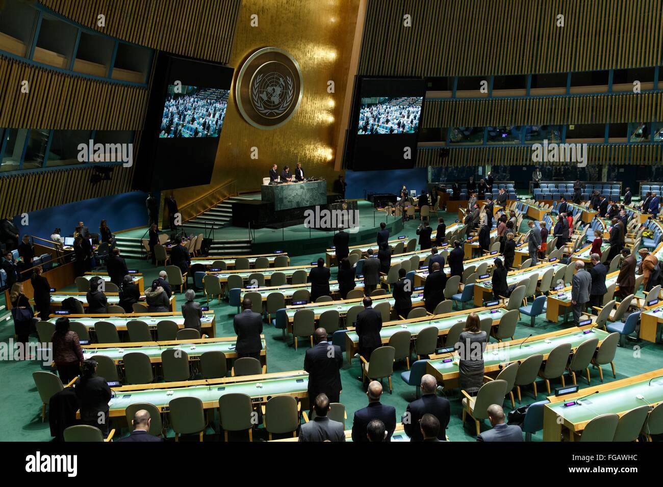 (160218) -- ORGANISATION DES NATIONS UNIES, le 18 février 2016 (Xinhua) -- Les délégués à observer une minute de silence au cours d'une séance plénière pour rendre hommage à l'ancien secrétaire général des Nations Unies Boutros Boutros-Ghali, au siège des Nations Unies à New York, le 18 février 2016. Le Secrétaire Général des Nations Unies Ban Ki-moon a rendu hommage jeudi à l'ancien chef de l'ONU, M. Boutros Boutros-Ghali, qui est mort mardi à l'âge de 93 ans. 'Boutros Boutros-Ghali avait à la fois la fortune et le malheur d'être le premier Secrétaire général de l'après-guerre froide de l'Organisation des Nations Unies", a déclaré Ban à la session de l'Assemblée générale à la mémoire de Boutros Boutr Banque D'Images