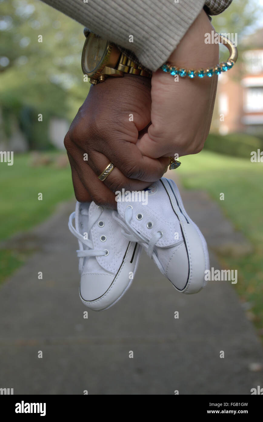Les Mains Coupees De Couple Avec Chaussons Pour Bebe Dans La Region De Park Photo Stock Alamy