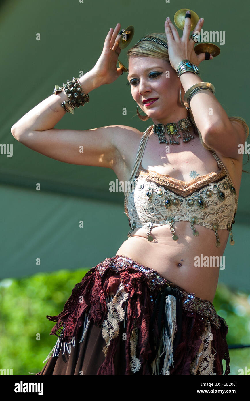 London, Canada - Un danseur effectue à chaque année un festival culturel de l'été. Banque D'Images