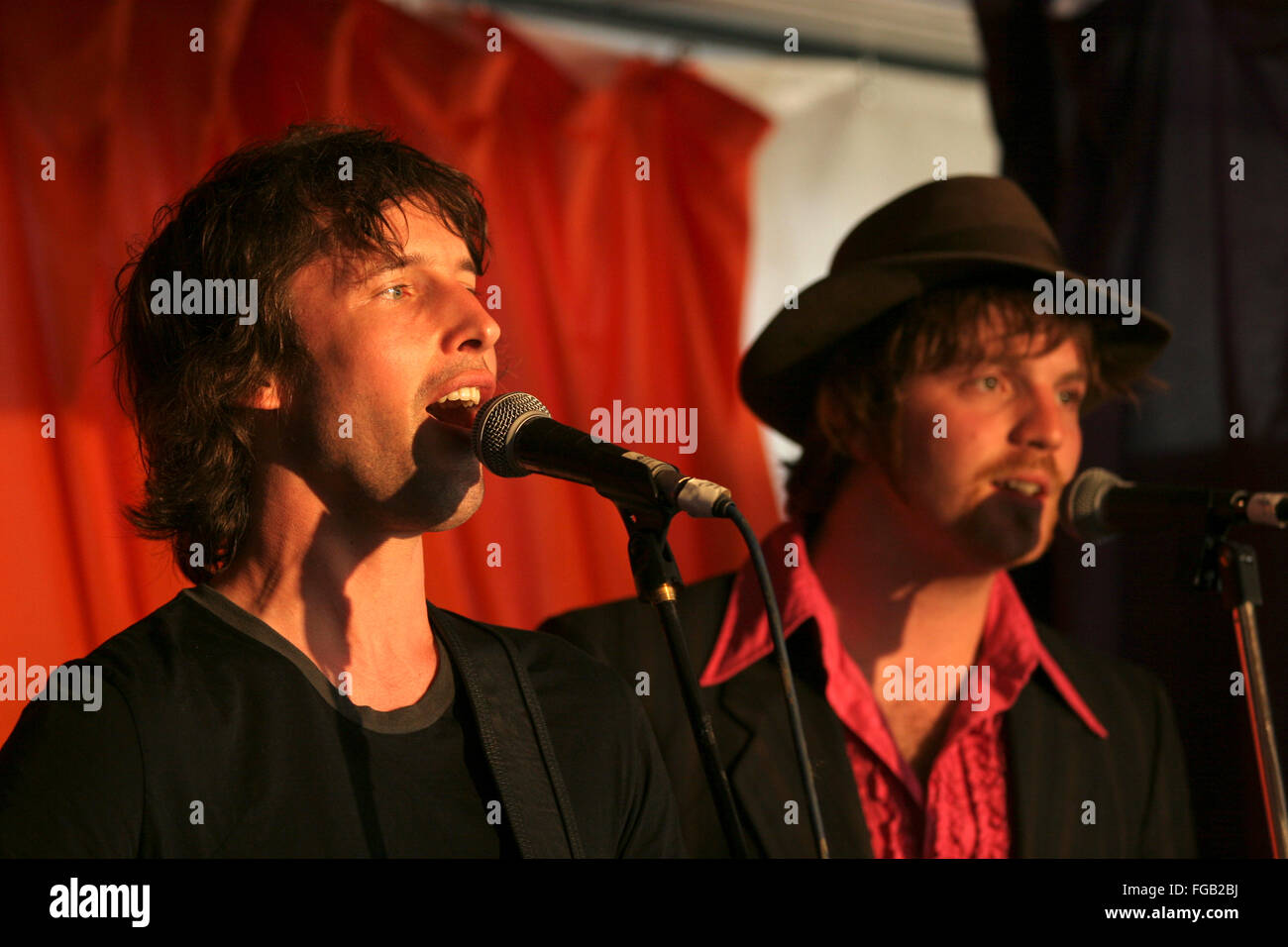 Chanteur compositeur James Blunt performing backstage au festival de Glastonbury 2005. Somerset, Angleterre, Royaume-Uni. Banque D'Images