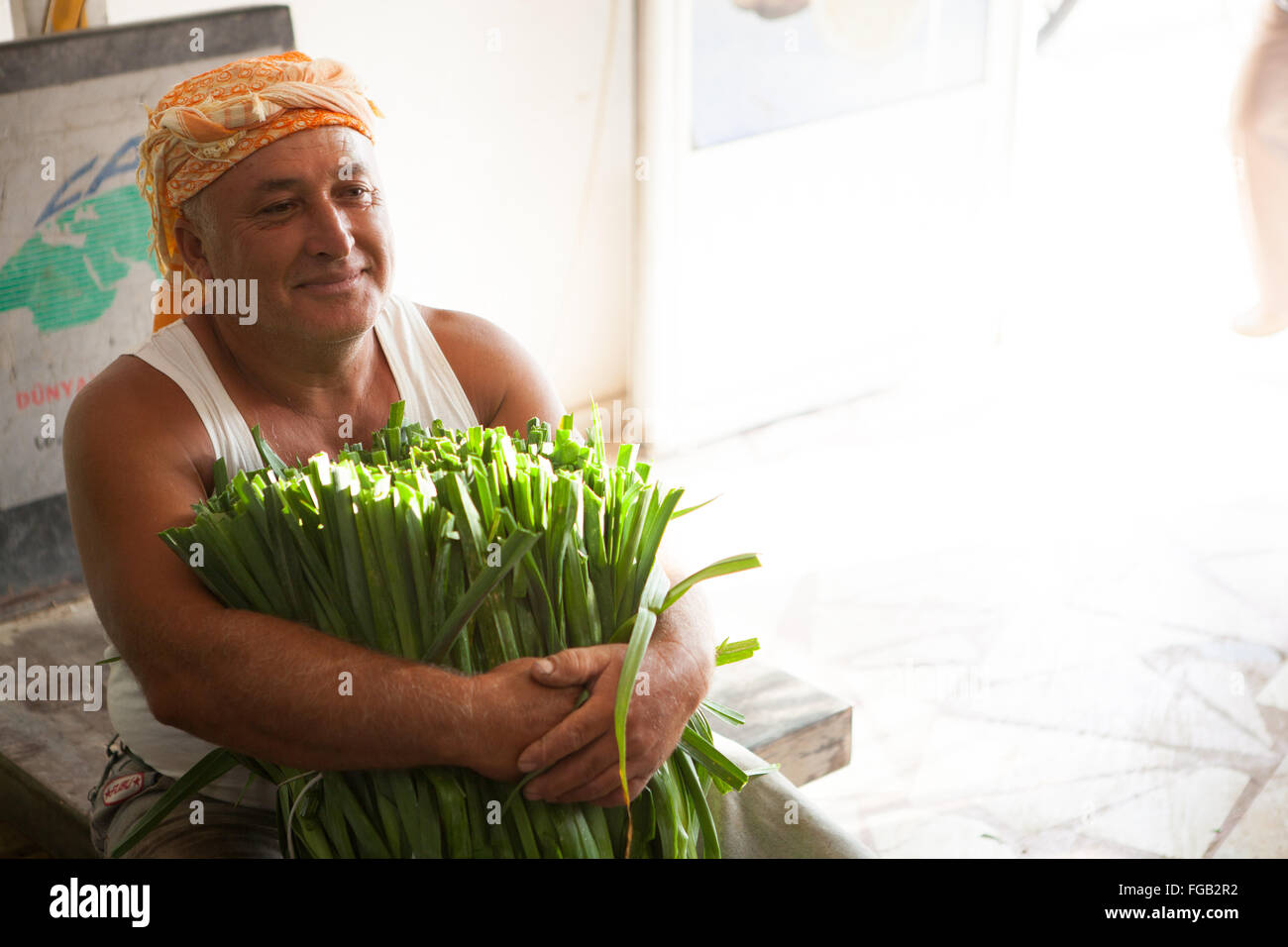 Un agriculteur détenant certains poireaux à la boutique de grossistes, la Turquie. Banque D'Images