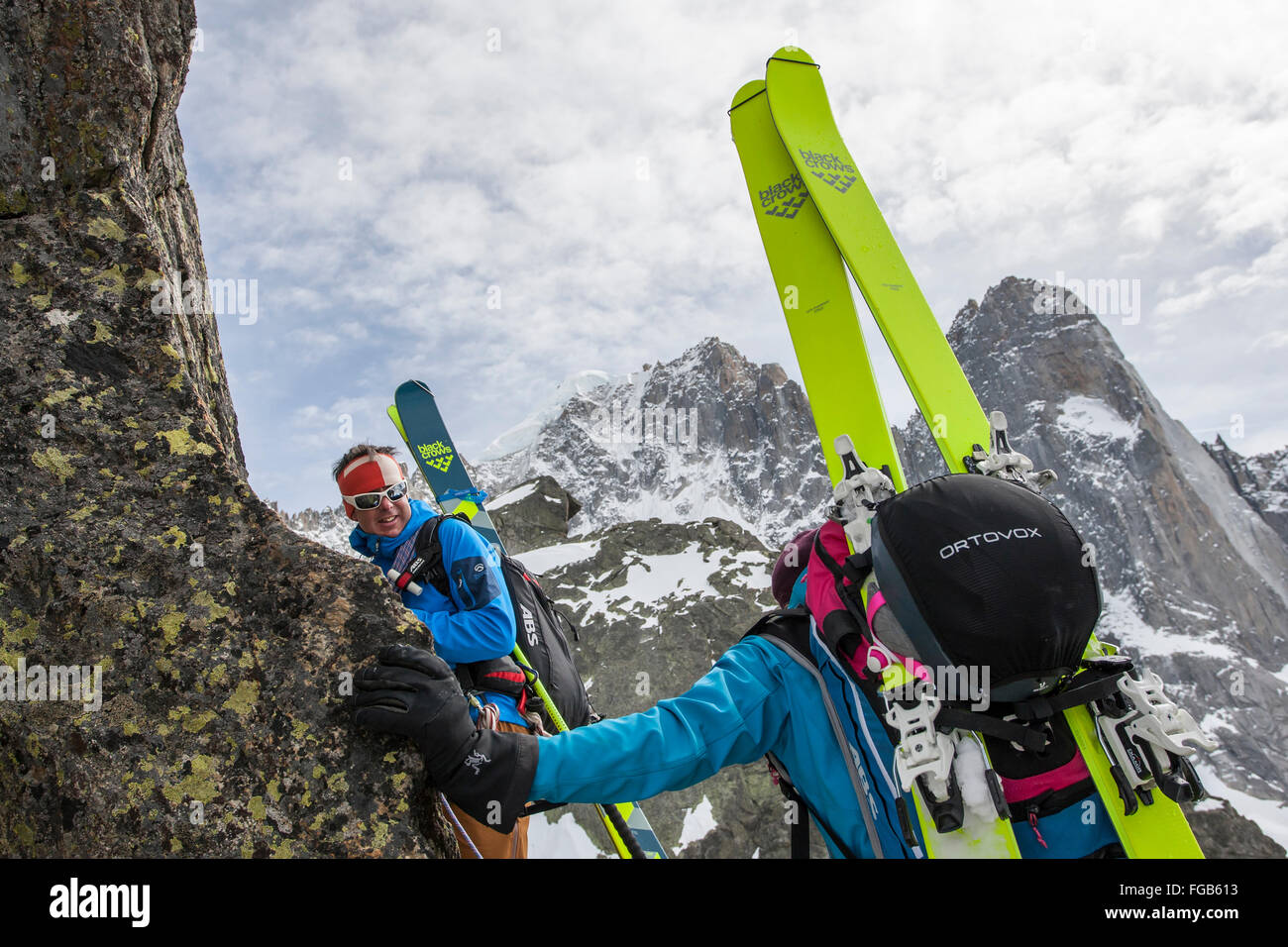 Guide de montagne menant ses clients sur l'étape de terrain sur Chamonix Banque D'Images