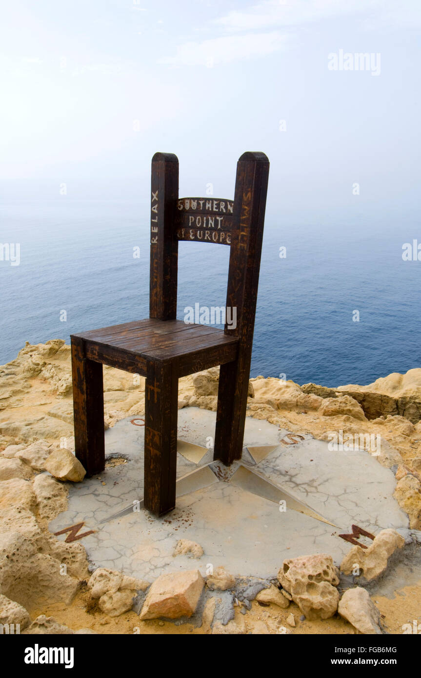 Spanien, Kreta, île de Gavdos, ein Kunstwerk, ein riesiger Stuhl, steht am Kap Tripiti, dem südlichsten Punkt Europas. Banque D'Images