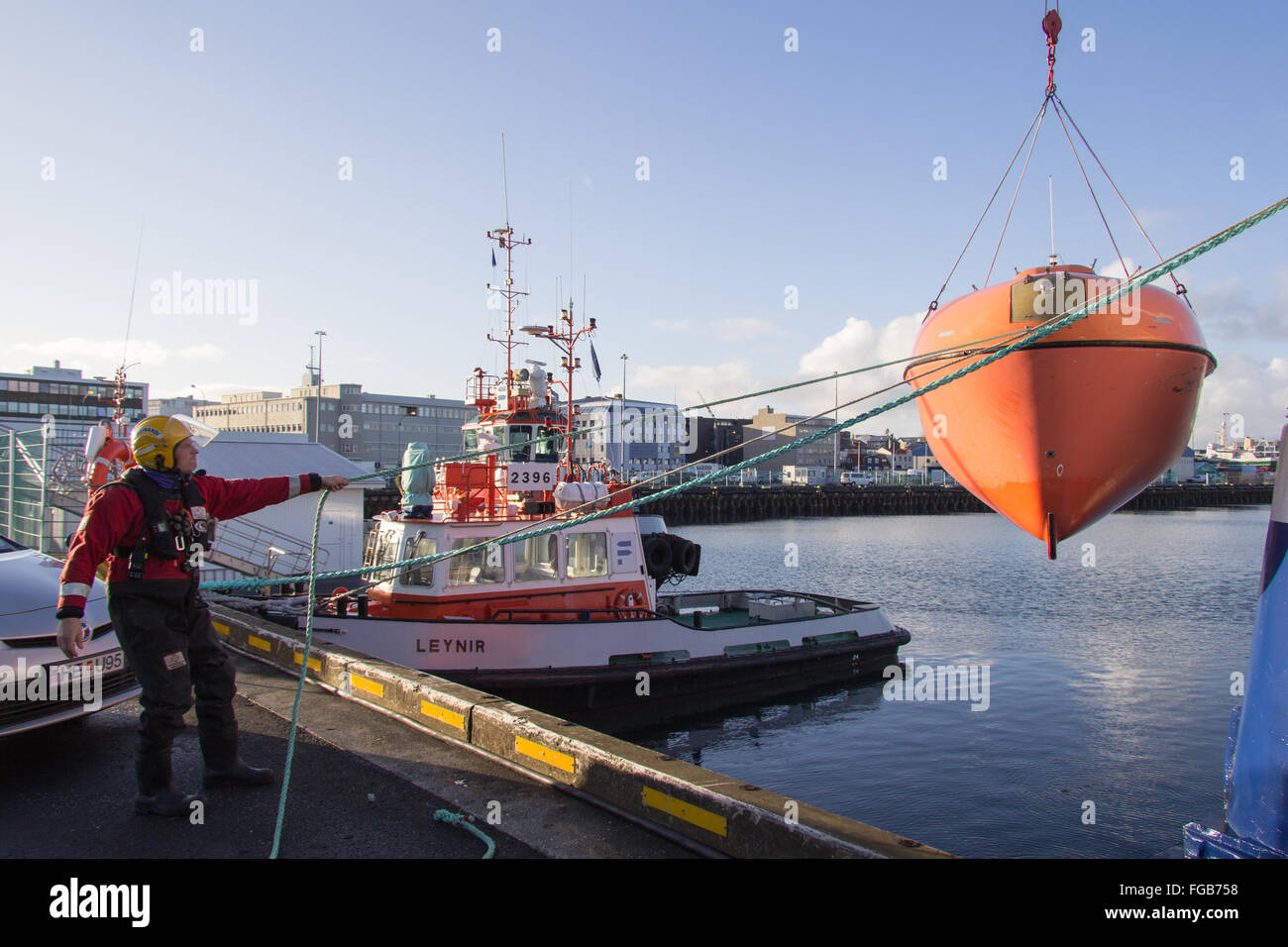 Un bateau d'urgence est chargé dans une croisière en Reyikiavik pier. Banque D'Images