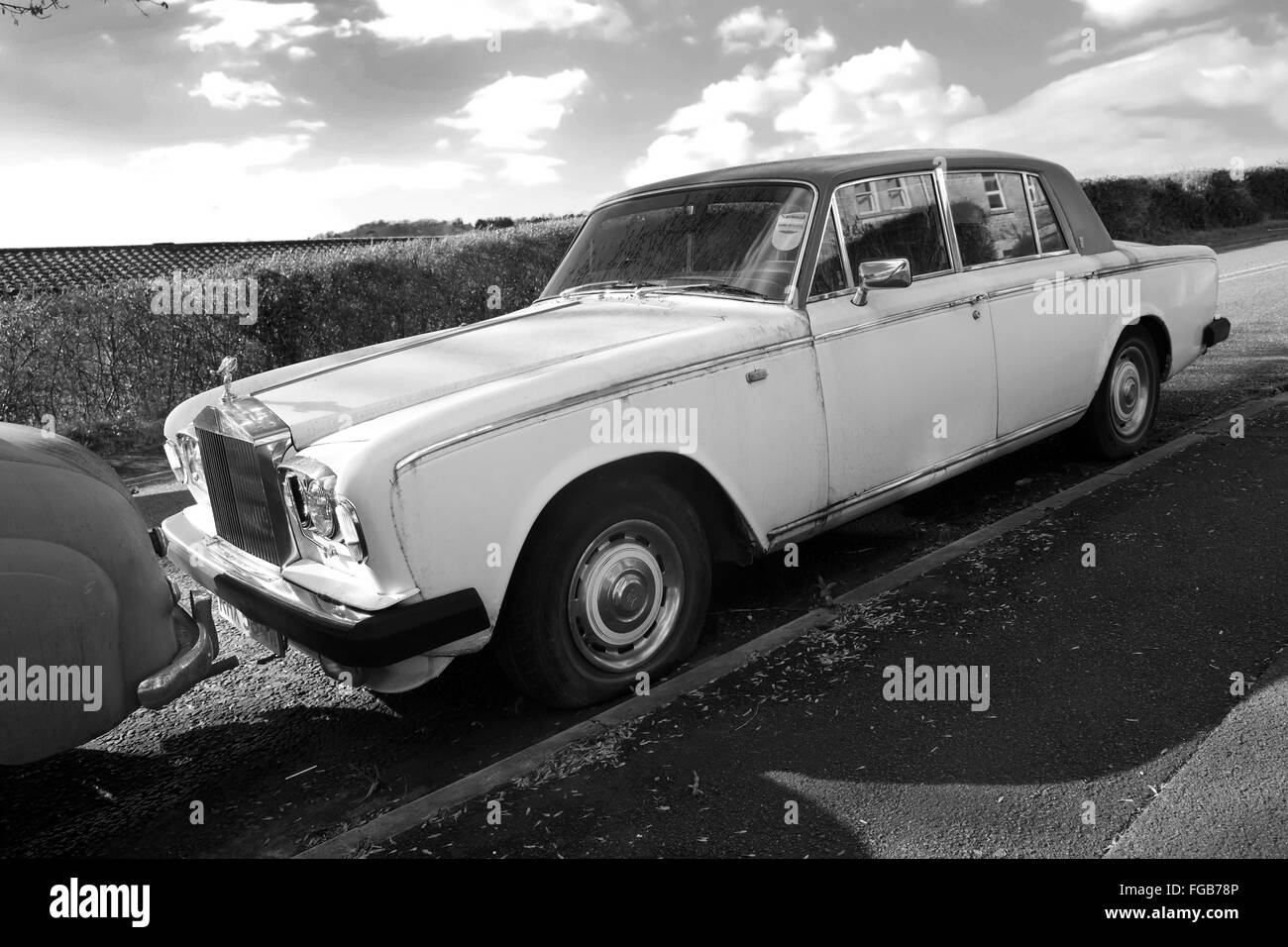 Une vieille et la rouille 1980/1981 Rolls Royce blanche et la rouille en stationnement en bordure de la côte. 18 février 2016 Banque D'Images