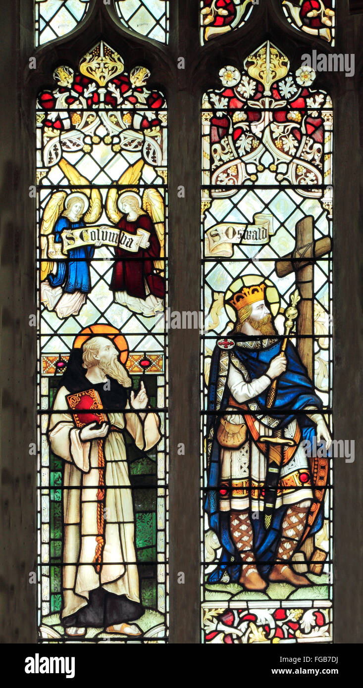 Saint Colomba d'Iona, en Écosse, et saint Oswald de Northumbrie, vitrail par J. Powell & Fils, 1900, Blakeney, Norfolk Banque D'Images