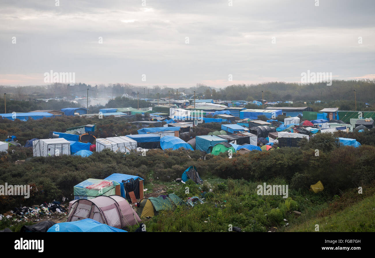 Un aperçu d'une grande partie de la jungle camp de réfugiés et de migrants à Calais. Tentes et abris temporaires dans la distance. Banque D'Images