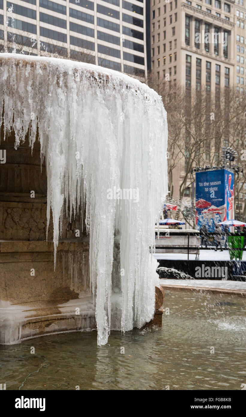 La Josephine Shaw Lowell Memorial Fountain in Bryant Park gelés après des températures froides en 2016, New York City Banque D'Images