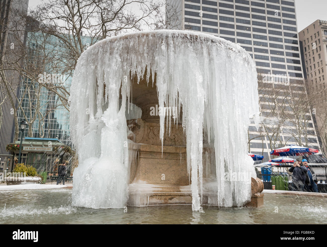 La Josephine Shaw Lowell Memorial Fountain in Bryant Park gelés après des températures froides en 2016, New York City Banque D'Images