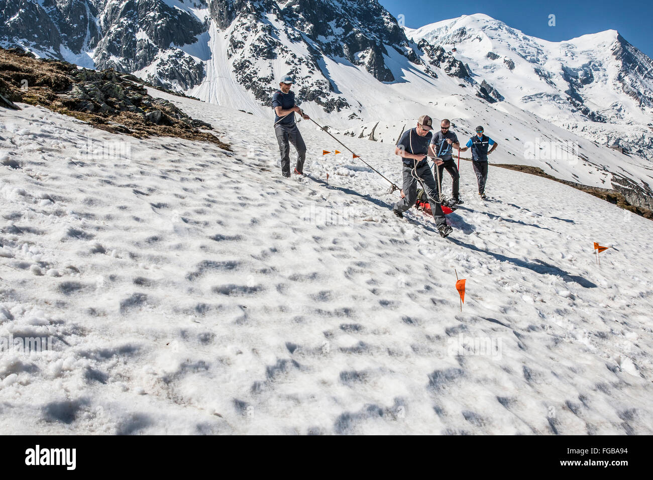 La formation de personnes pour une évacuation d'urgence en traîneau dans les alpes françaises Banque D'Images