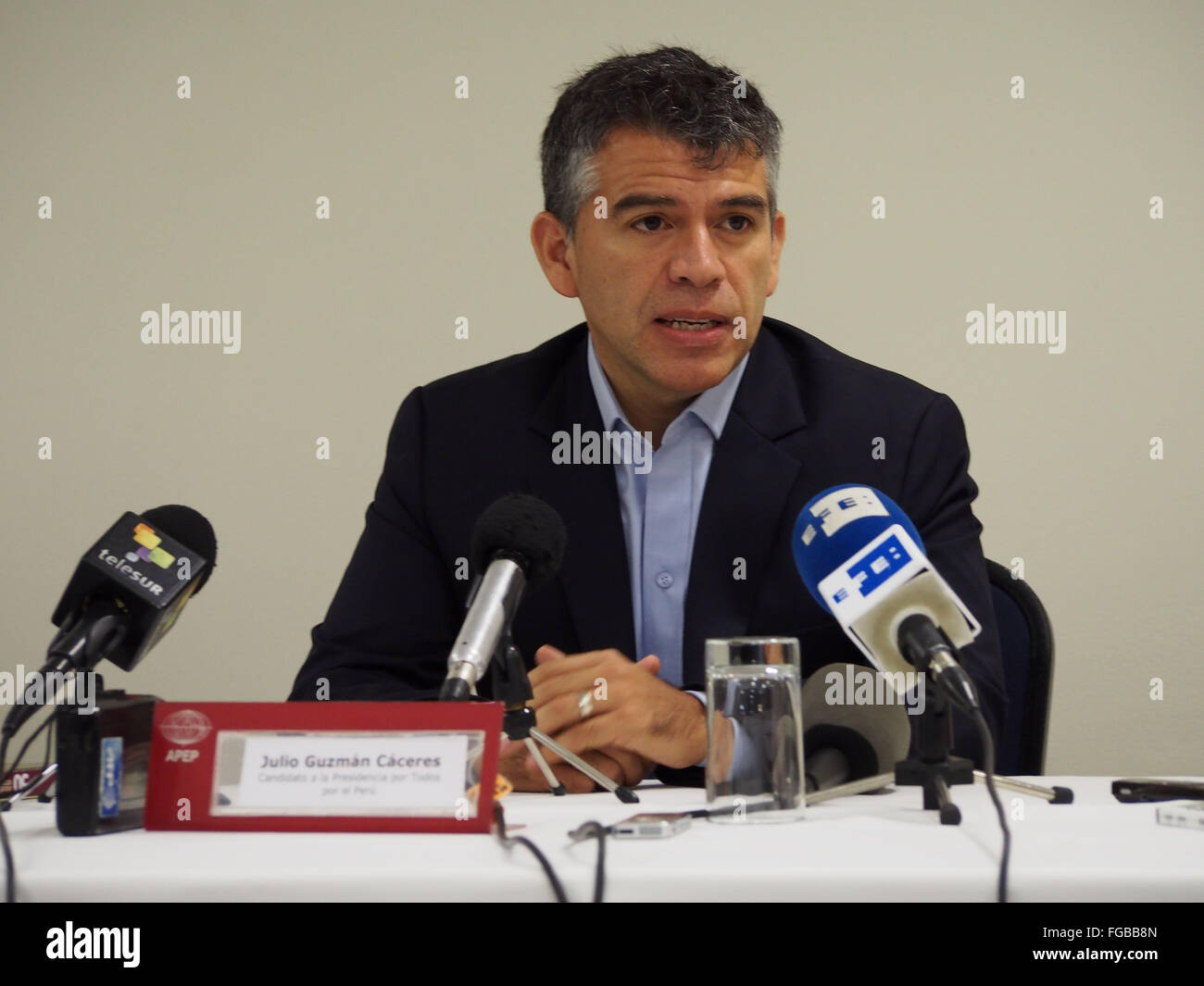 Lima, Pérou. 18 Février, 2016. Julio Guzman, a donné une conférence à la presse étrangère accréditée au Pérou, déclarant que, si nécessaire, il s'adressera aux tribunaux internationaux des droits de l'homme, dans le cas où le Jury électoral spécial déclarée irrecevable, en fin de compte, sa candidature à la présidence de la République. Le verdict est attendu dans les prochaines heures de crédit : Carlos García Granthon/Alamy Live News Banque D'Images