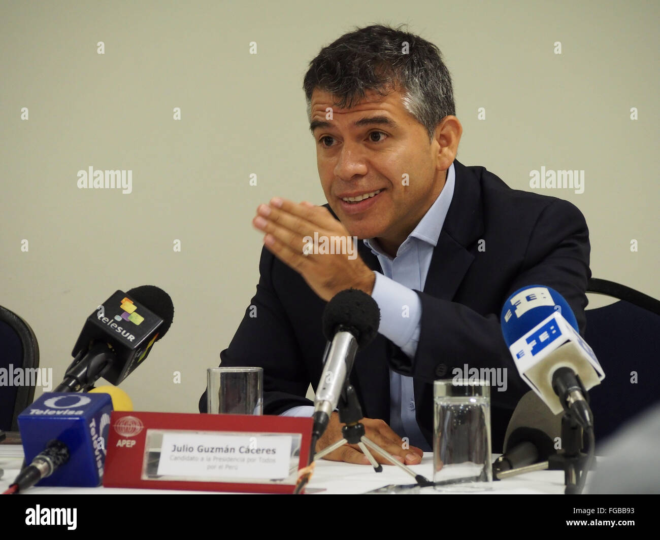 Lima, Pérou. 18 Février, 2016. Julio Guzman, a donné une conférence à la presse étrangère accréditée au Pérou, déclarant que, si nécessaire, il s'adressera aux tribunaux internationaux des droits de l'homme, dans le cas où le Jury électoral spécial déclarée irrecevable, en fin de compte, sa candidature à la présidence de la République. Le verdict est attendu dans les prochaines heures de crédit : Carlos García Granthon/Alamy Live News Banque D'Images