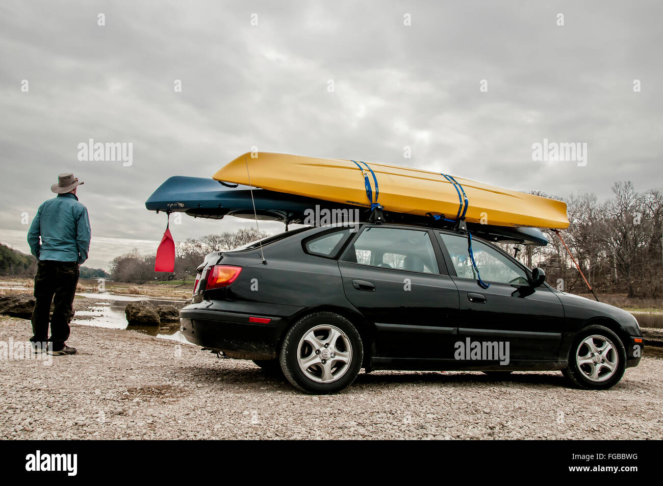 Éclats de pêcheurs sur l'eau avant de le mettre dans son kayak Banque D'Images