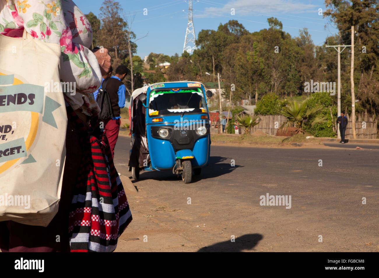 Une conduite de taxi bajaj le long de la route de la Tanzanie. Banque D'Images