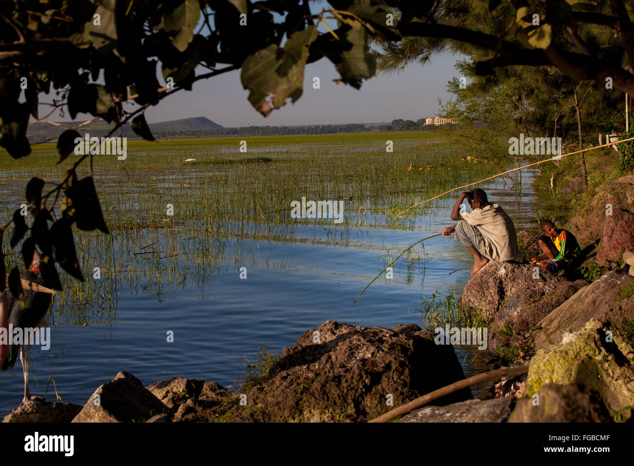 Un homme pêche sur la rive du lac, l'Ethiopie Banque D'Images