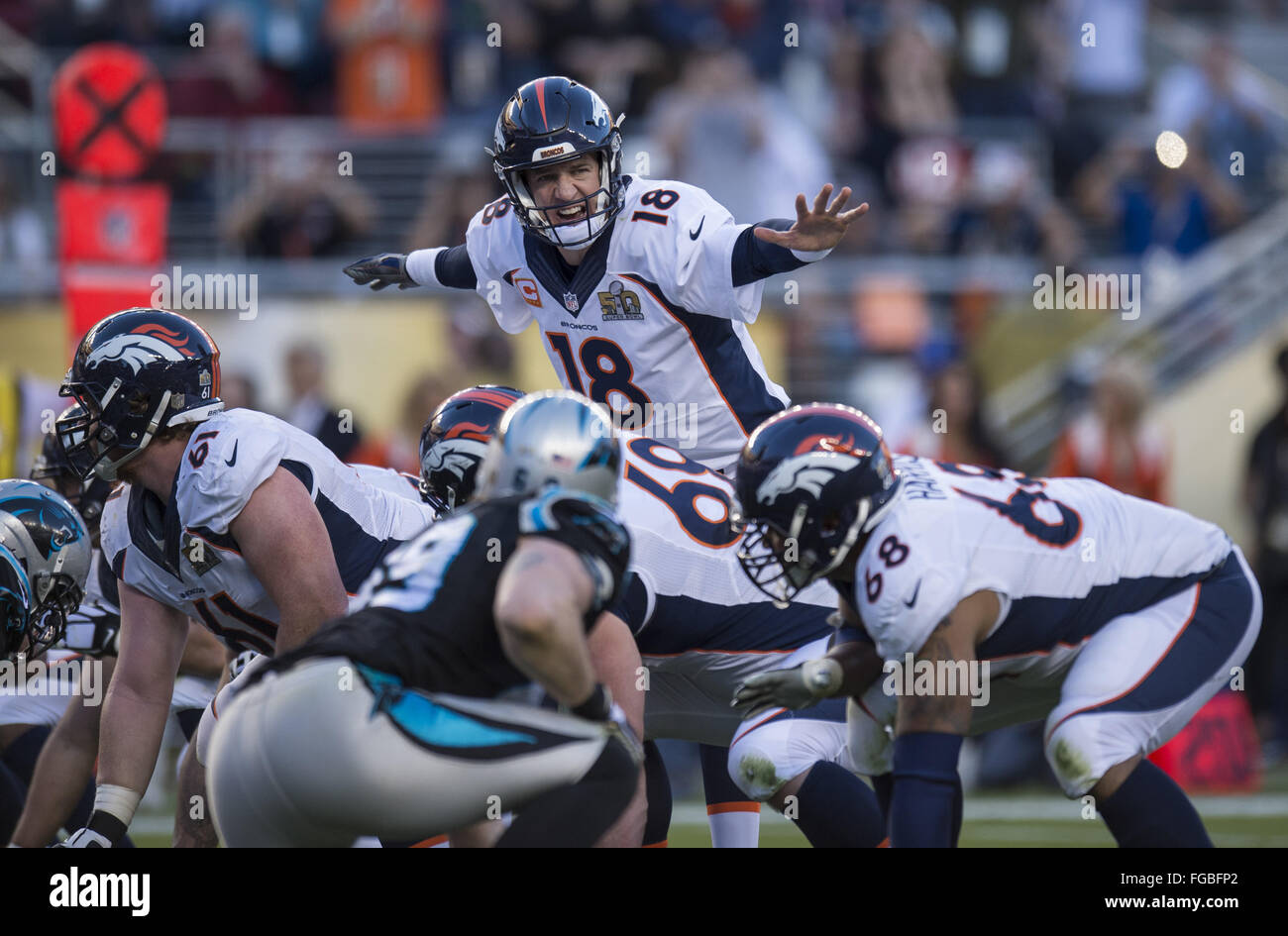 7 février 2016 - Santa Clara, Californie, États-Unis - Denver Broncos quarterback Peyton Manning (18) Les cris des signaux à son équipe au Super Bowl 50 à Levi's Stadium. (Crédit Image : © Paul Kitagaki Jr/Sacramento Bee via Zuma sur le fil) Banque D'Images