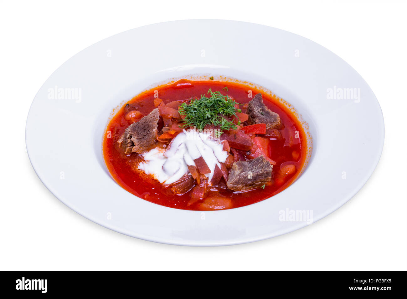 À l'Est de la cuisine européenne. Soupe rouge ukrainienne bortsch de crème sure, isolé avec clipping path Banque D'Images