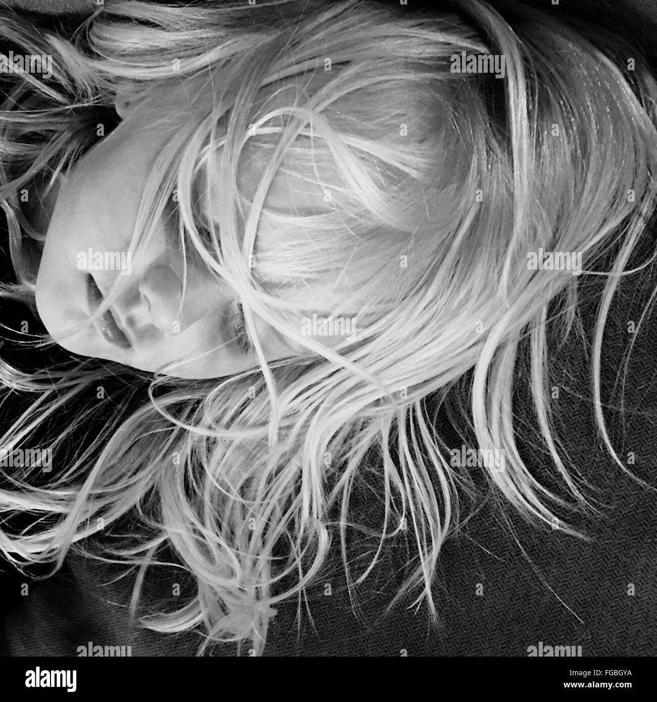 Portrait de jeune fille avec les cheveux en désordre sur le lit de couchage Banque D'Images