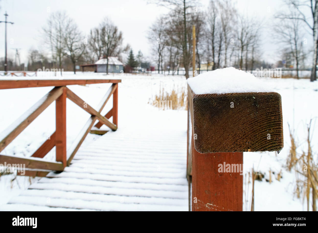 Libre de rampes en bois couvert de neige de la passerelle Banque D'Images