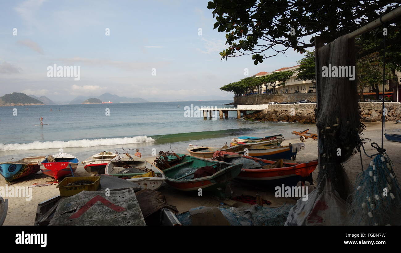 Bateaux de pêche sur la plage de Copacabana, Rio de Janeiro 2015 Banque D'Images