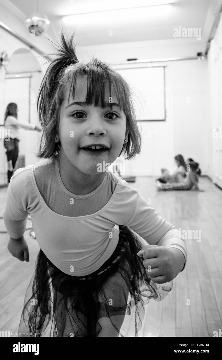 Portrait Of cute girl Making face au Studio Banque D'Images
