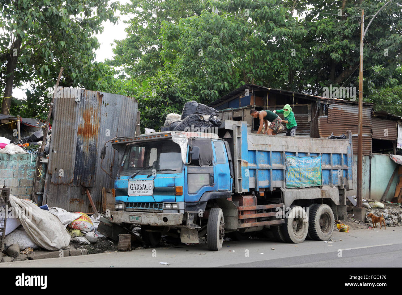 La séparation des déchets et de le revendre dans une boutique près de la ville de Quezon Installation d'élimination des déchets intégrée au barangay (village) Payatas à Quezon City, Metro Manila, Philippines Banque D'Images