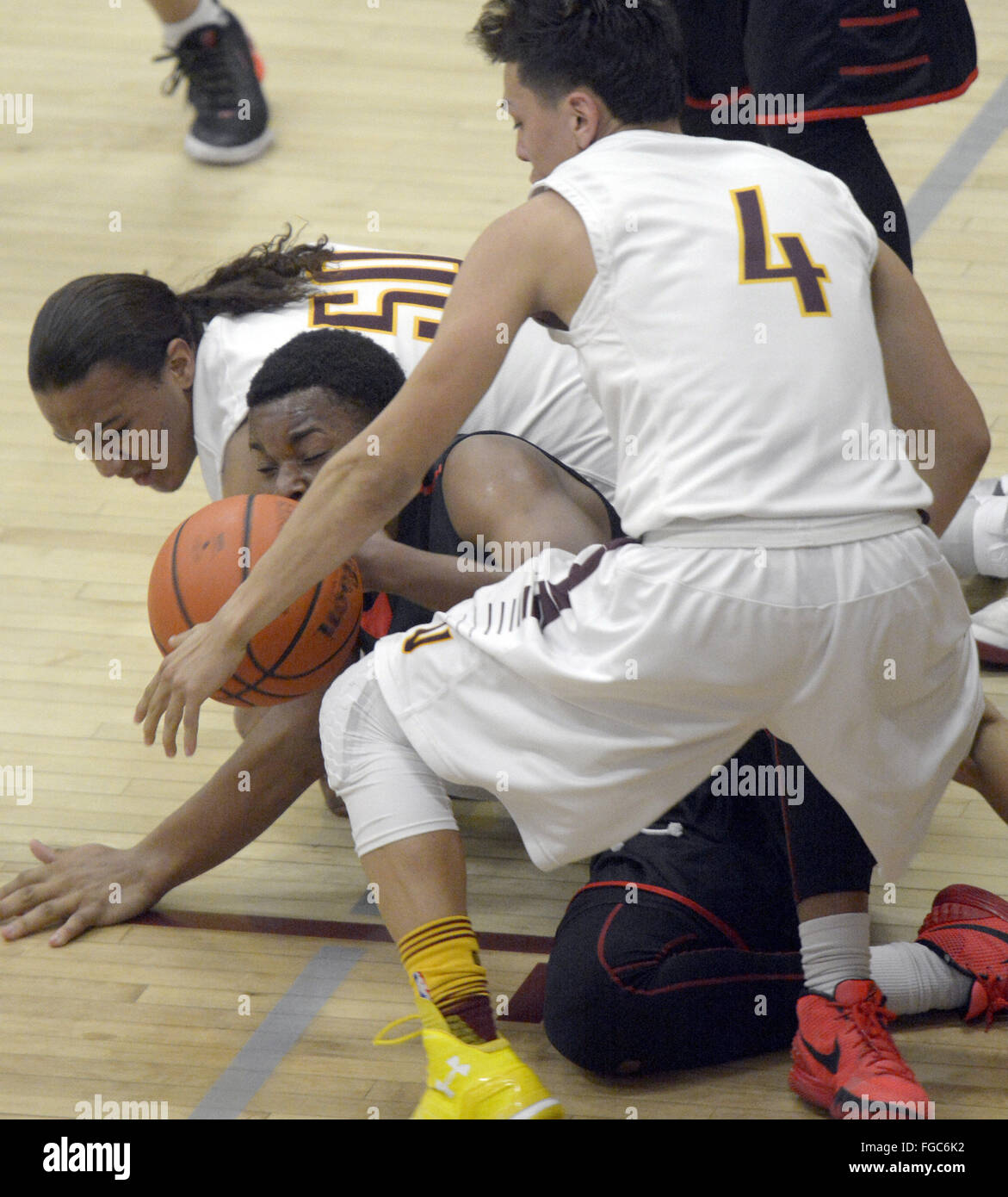 Usa. 16Th Jun 2016. SPORTS -- Valley's Teton Saltes, Rio Grande dans l'affaire Marshall et Moore Elijah de vallée Naranjo chercher une balle lâche pendant le jeu à la vallée le Jeudi, Février 18, 2016. © Greg Sorber/Albuquerque Journal/ZUMA/Alamy Fil Live News Banque D'Images