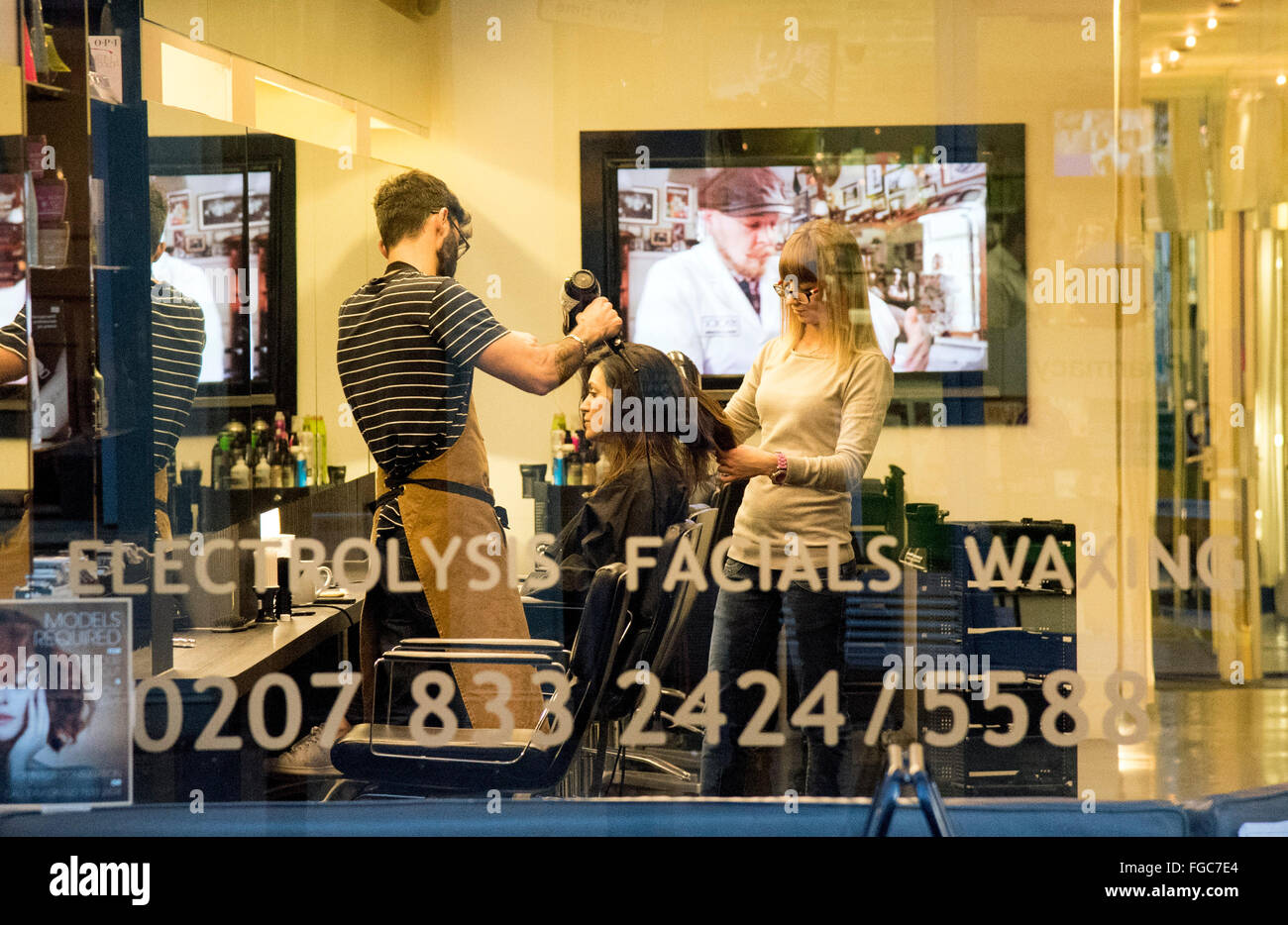 Coiffeurs coiffure brushing soins de toilettage Banque D'Images