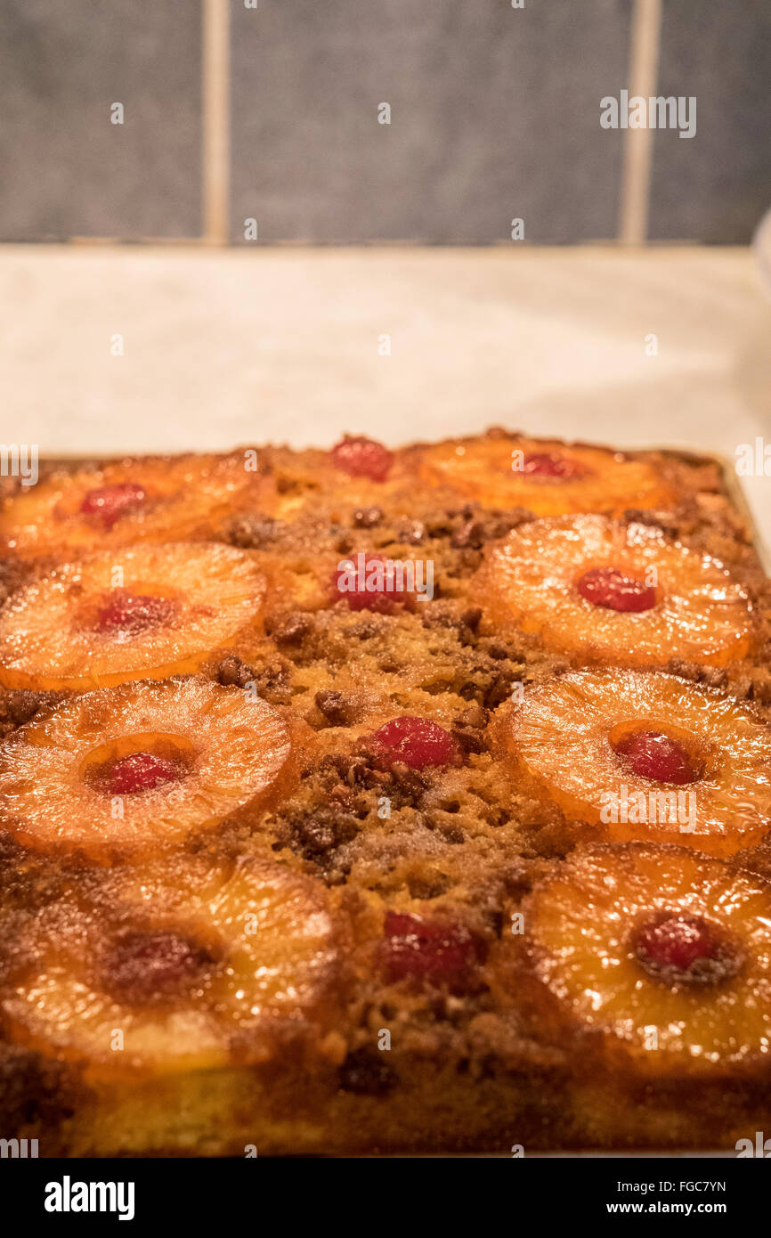 Un ensemble de l'Ananas gâteau à l'envers, avec la cassonade, les tranches d'ananas, cerises et marascheno pecan topping, Banque D'Images