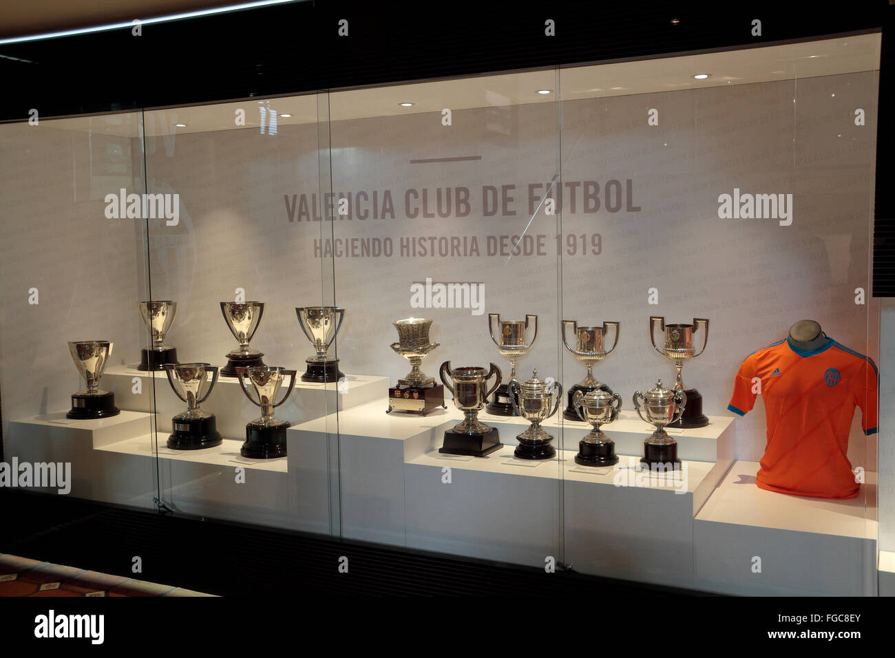 Vitrine de trophées remportés par l'équipe de la Liga espagnole dans le musée de Valence Mestalla de Valence, Espagne. Banque D'Images