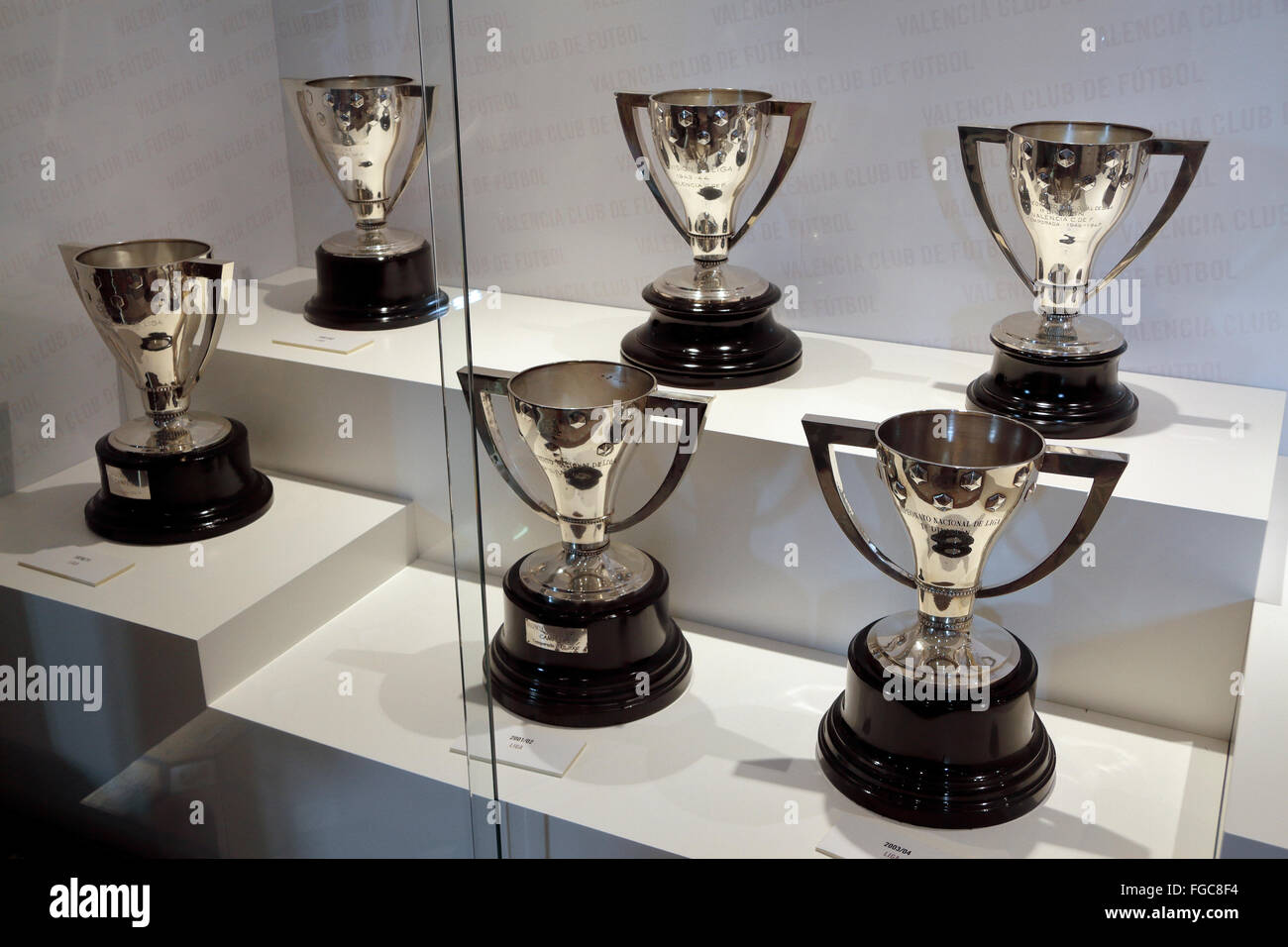 Vitrine avec tous les 6 de valence Campeonato Nacional de Liga trophées dans la Mestalla de Valence, Espagne. Banque D'Images