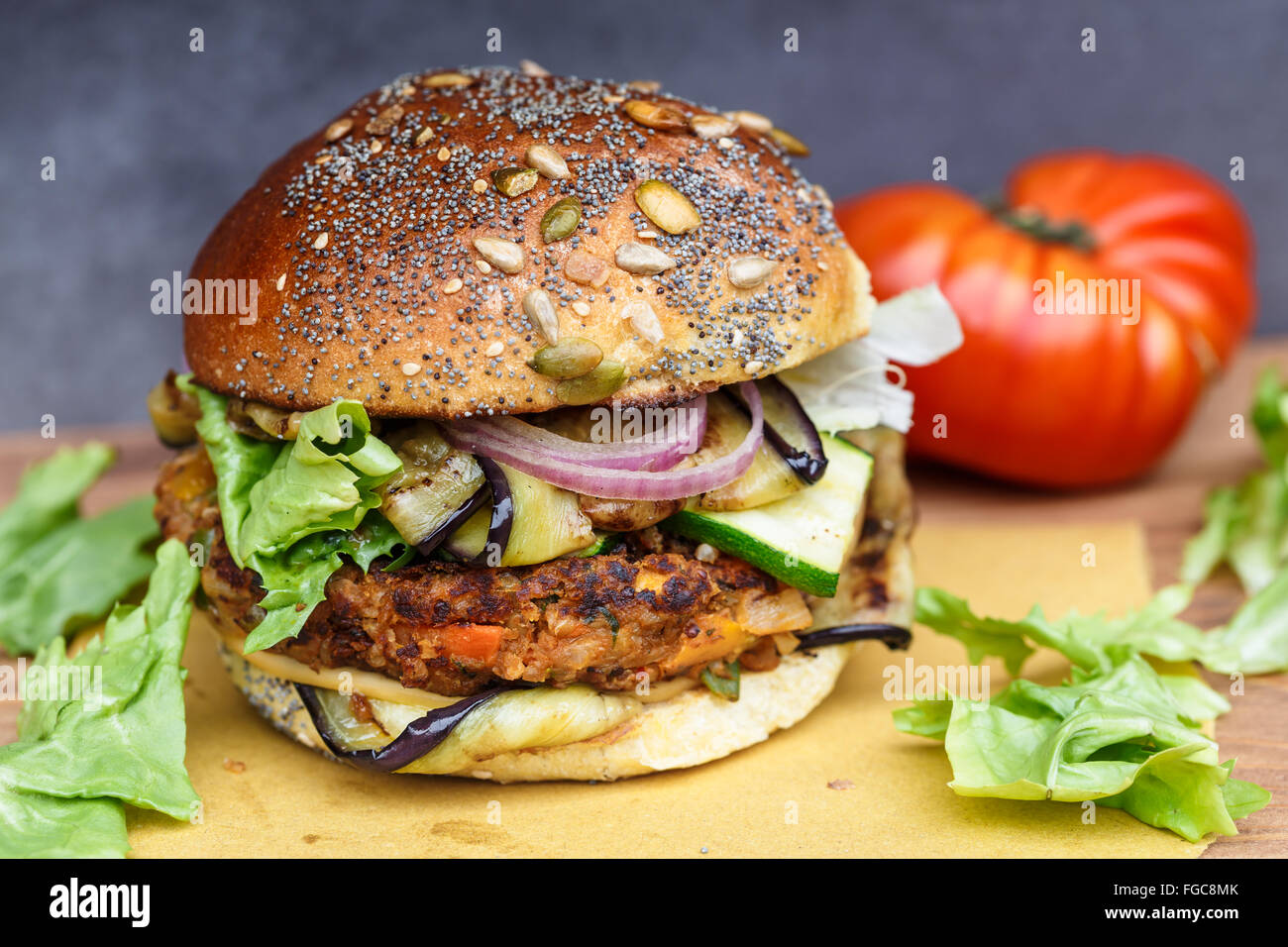 Avec l'oignon Veggie burger, courgette, aubergine Banque D'Images