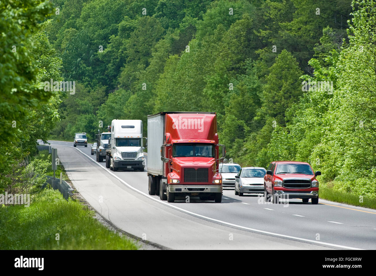 Le trafic de camionnage sur une autoroute au Tennessee Banque D'Images