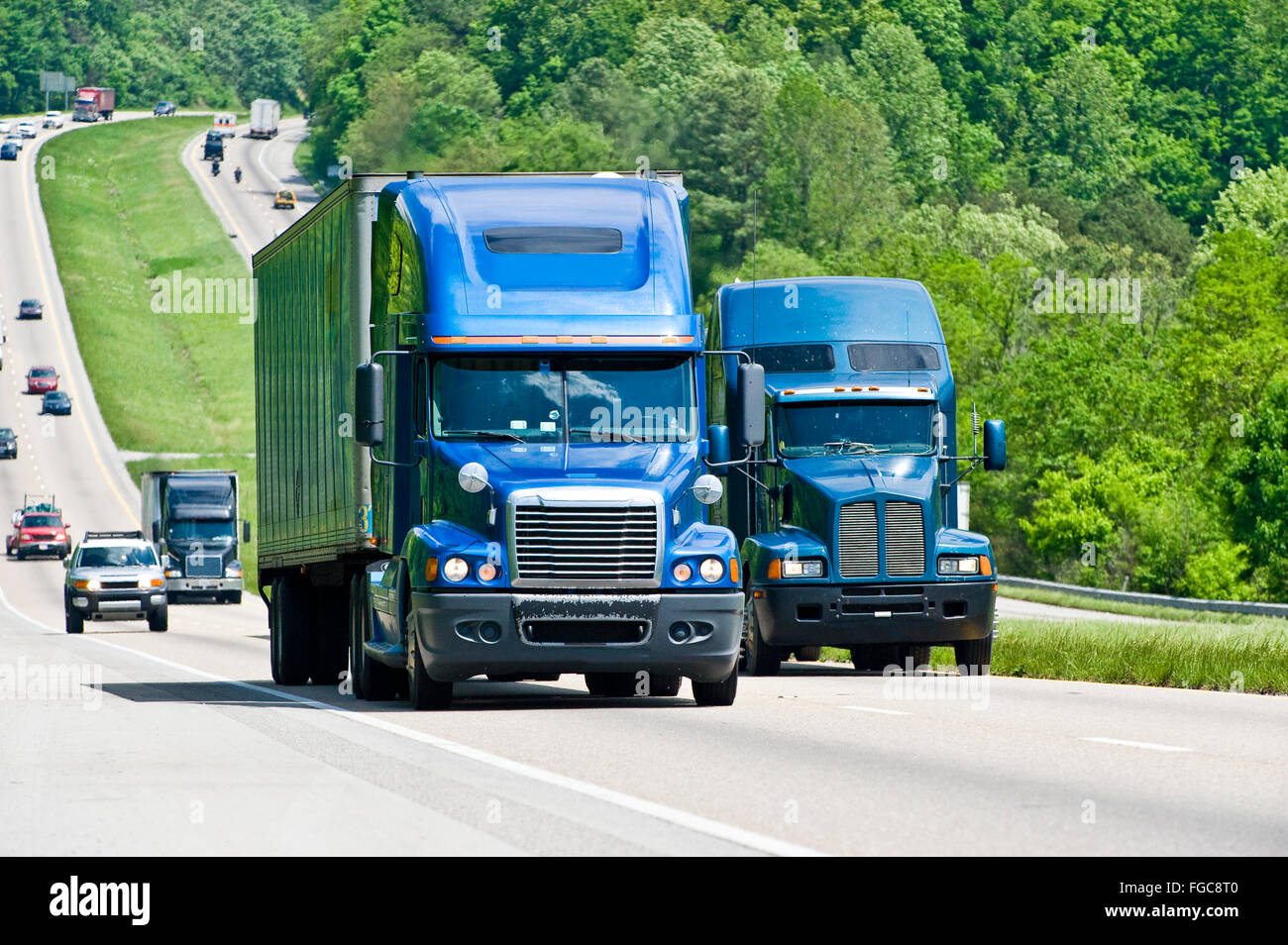 Deux camions semi bleu Colline montée sur l'Interstate Highway au Tennessee Banque D'Images