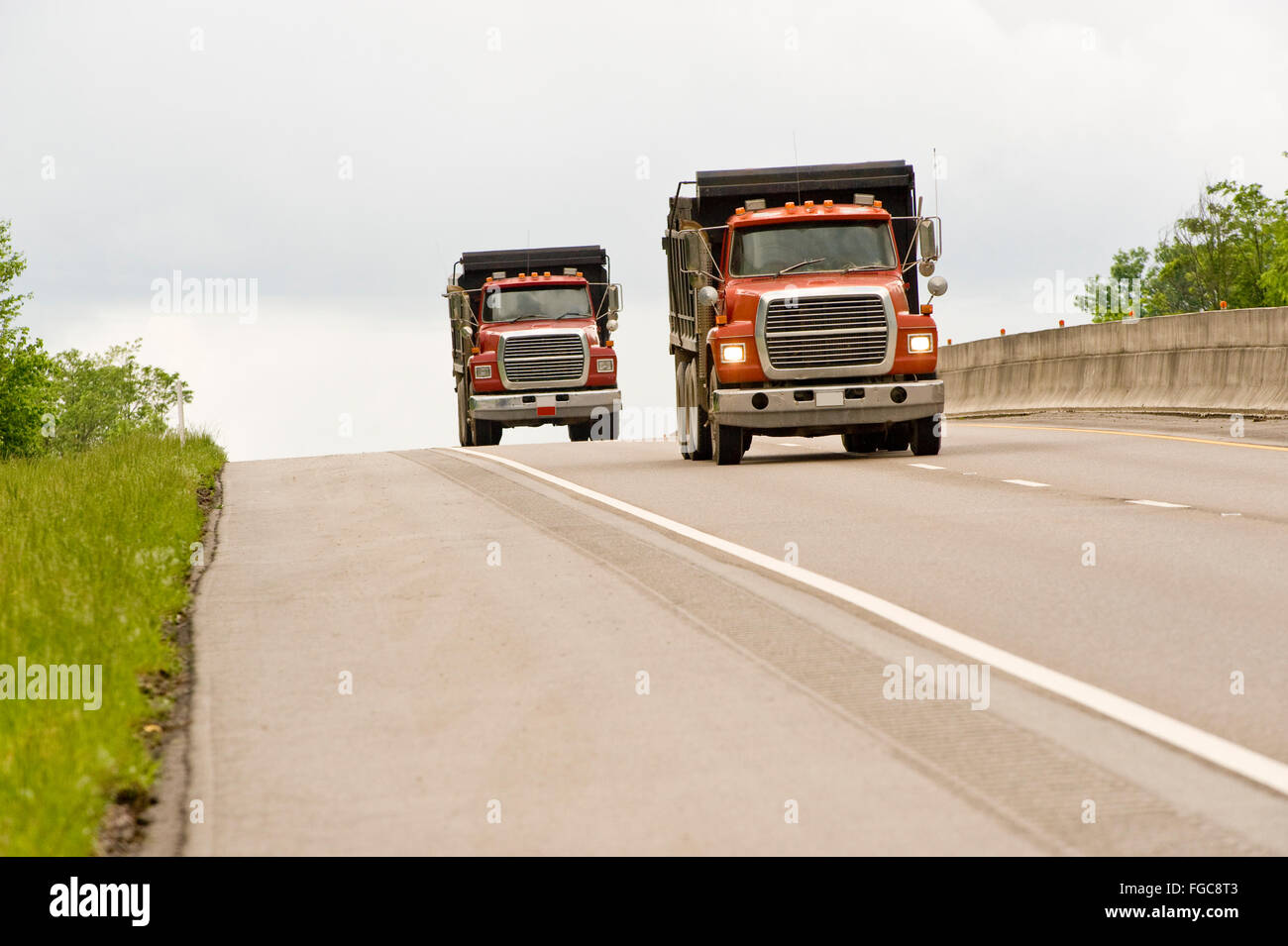 Deux camions à benne sur l'autoroute Banque D'Images