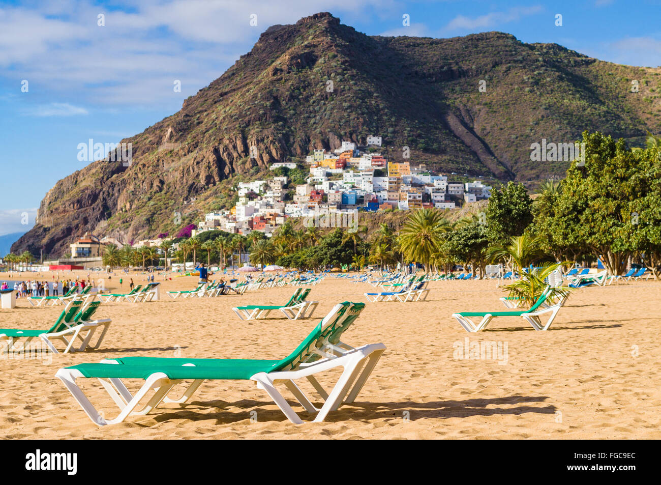 Transats de plage de Las Teresitas et San Andres village la pente, Tenerife,  Espagne Photo Stock - Alamy