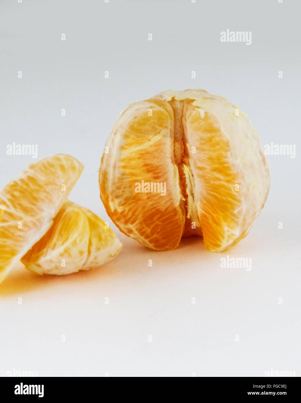 Une équipe d'orange, Citrus sinensis x, sur un fond blanc. Banque D'Images