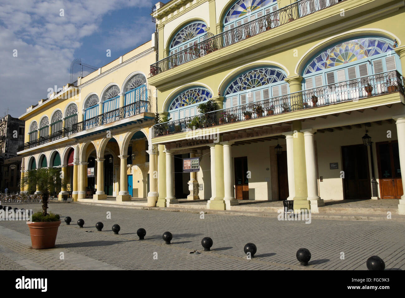 Bâtiments magnifiquement rénové sur la Plaza Vieja, Habana Vieja (la vieille Havane), Cuba Banque D'Images