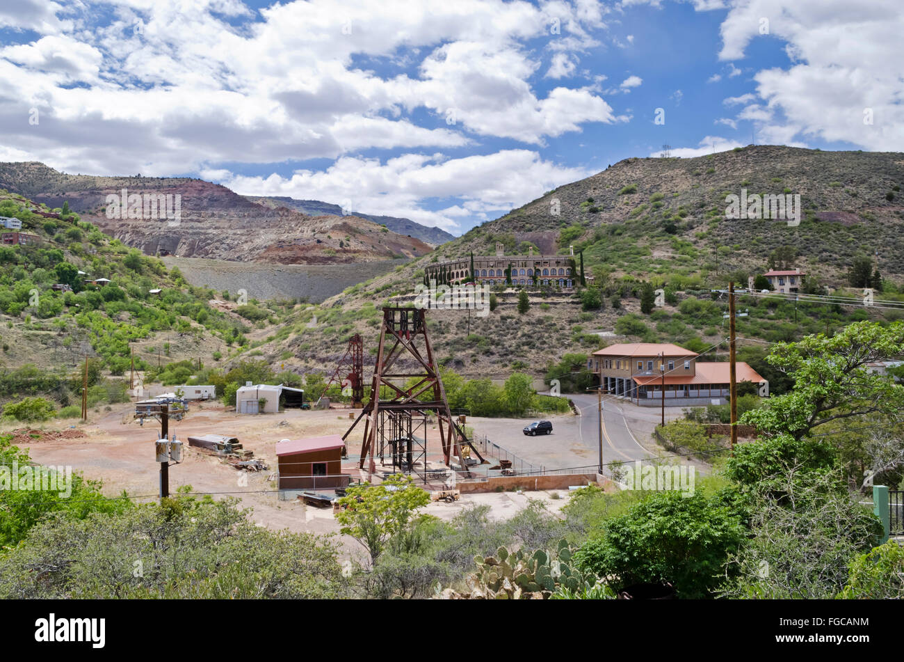 Affichage de l'équipement minier à l'emplacement de l'ancienne mine Little Daisy dans le parc d'état historique de Jerome dans l'Arizona. Little Daisy Hotel en arrière-plan Banque D'Images