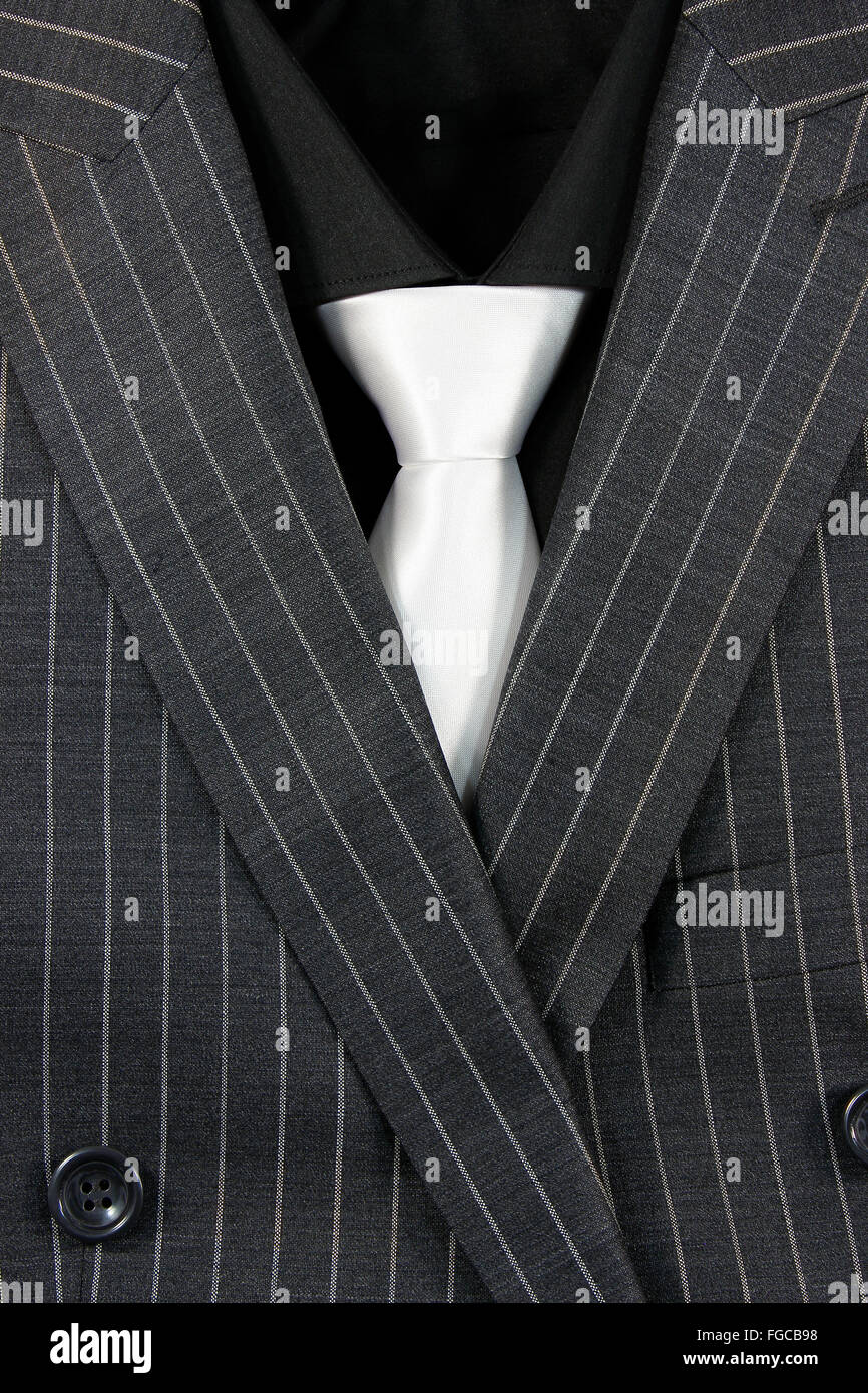 Détail d'un costume noir à rayures avec cravate blanche Photo Stock - Alamy