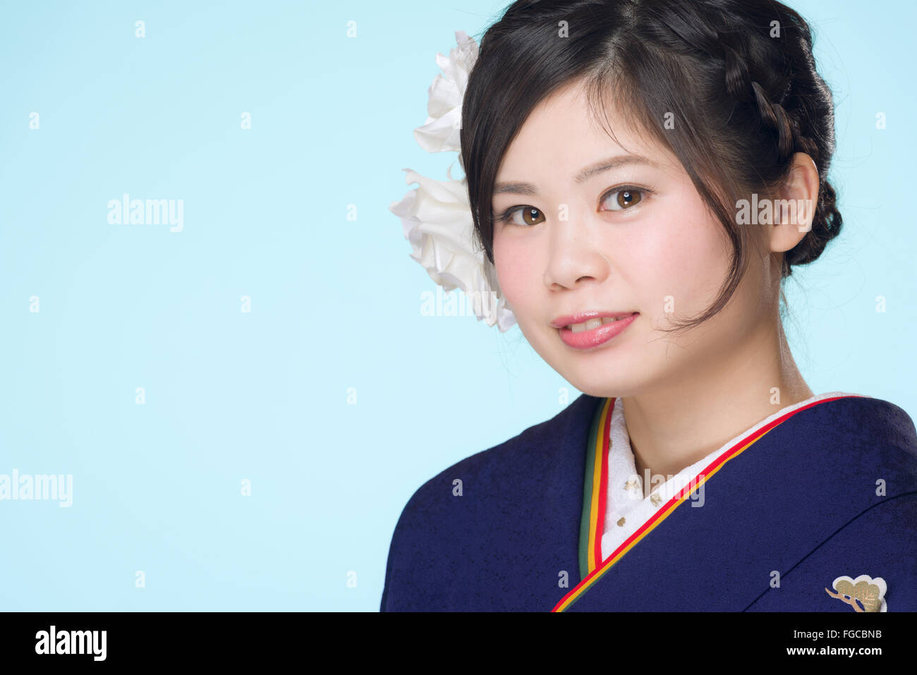 Un Portrait D Une Belle Jeune Fille Japonaise Dans Un Kimono Bleu Pour Sa Venue De C R Monie Sur