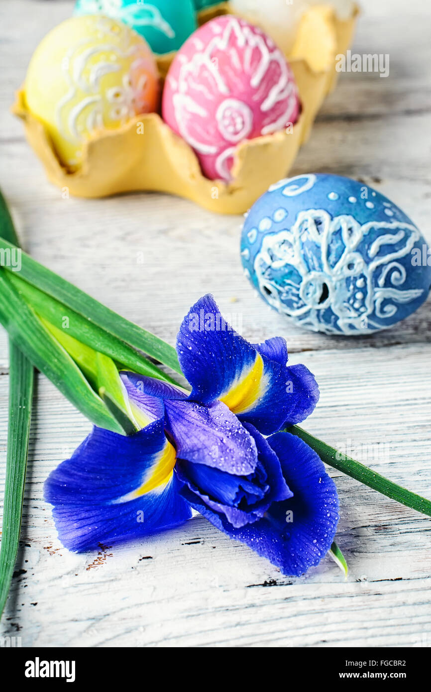 Fleur Iris peint et décoré d'oeufs de Pâques sur fond clair Banque D'Images