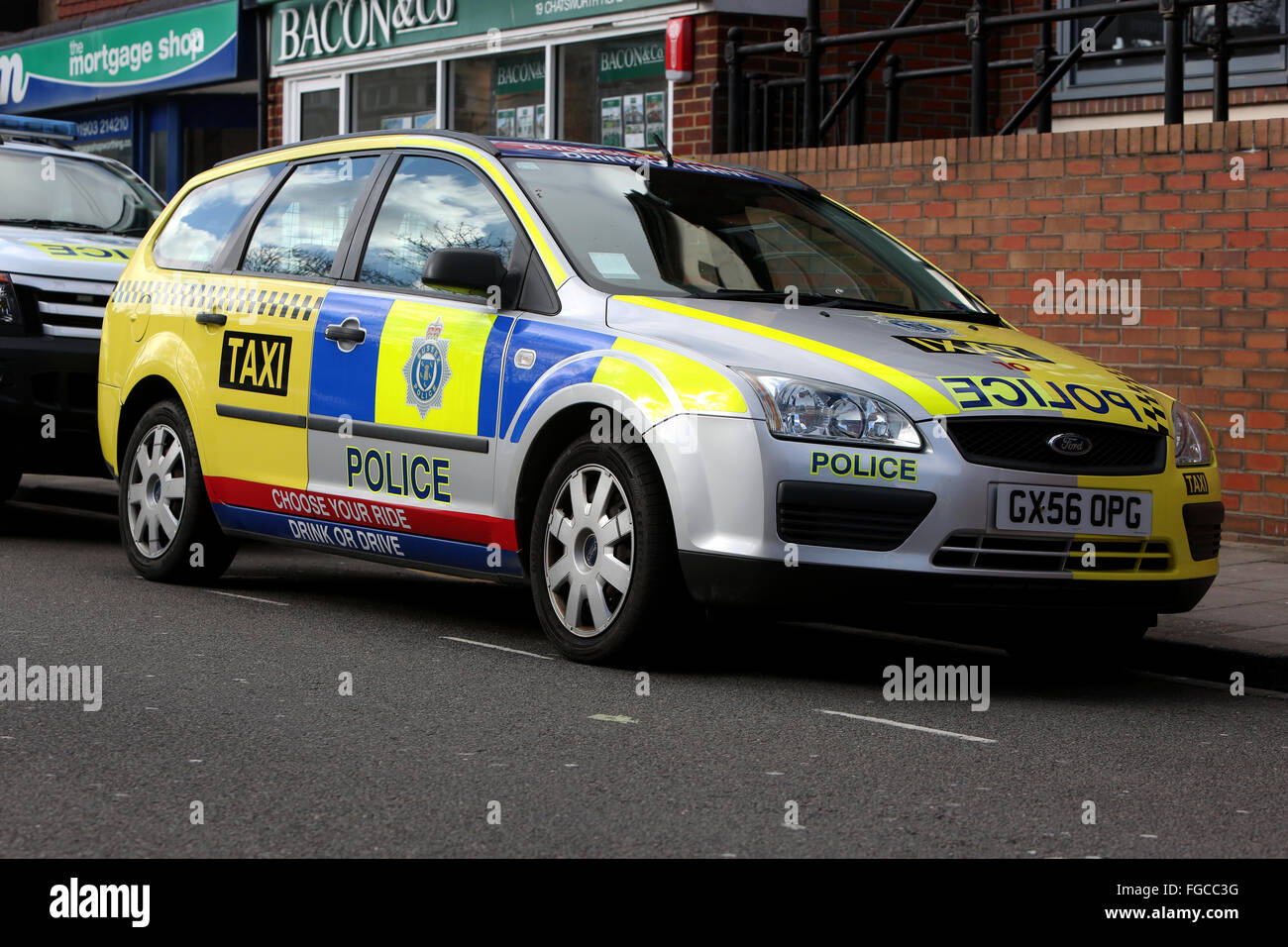 Voiture de police dans le centre-ville de Worthing moitié peint comme un taxi pour promouvoir un don't drink and drive campagne. Banque D'Images