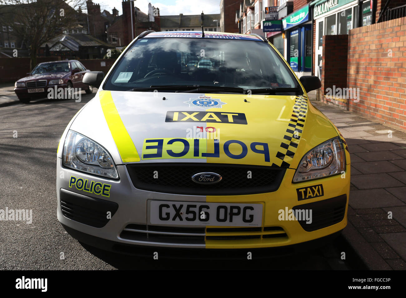 Voiture de police dans le centre-ville de Worthing moitié peint comme un taxi pour promouvoir un don't drink and drive campagne. Banque D'Images