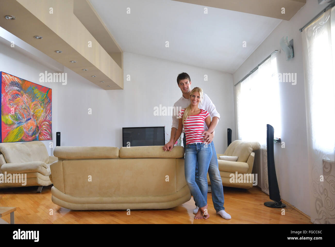 Jeune couple de détente en regardant la télé à la maison Banque D'Images