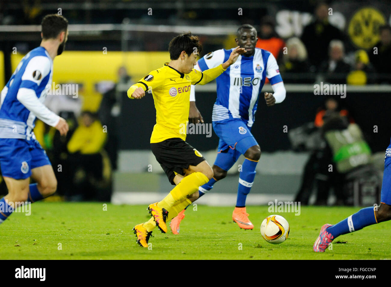 Stade Signal Iduna, Dortmund, Allemagne. 18 Février, 2016. L'UEFA Europa League 2015-2016 ronde de 32 ans, Borussia Dortmund (BVB) et FC Porto ----- Shinji Kagawa (BVB), Moussa Marega Crédit : kolvenbach/Alamy Live News Banque D'Images