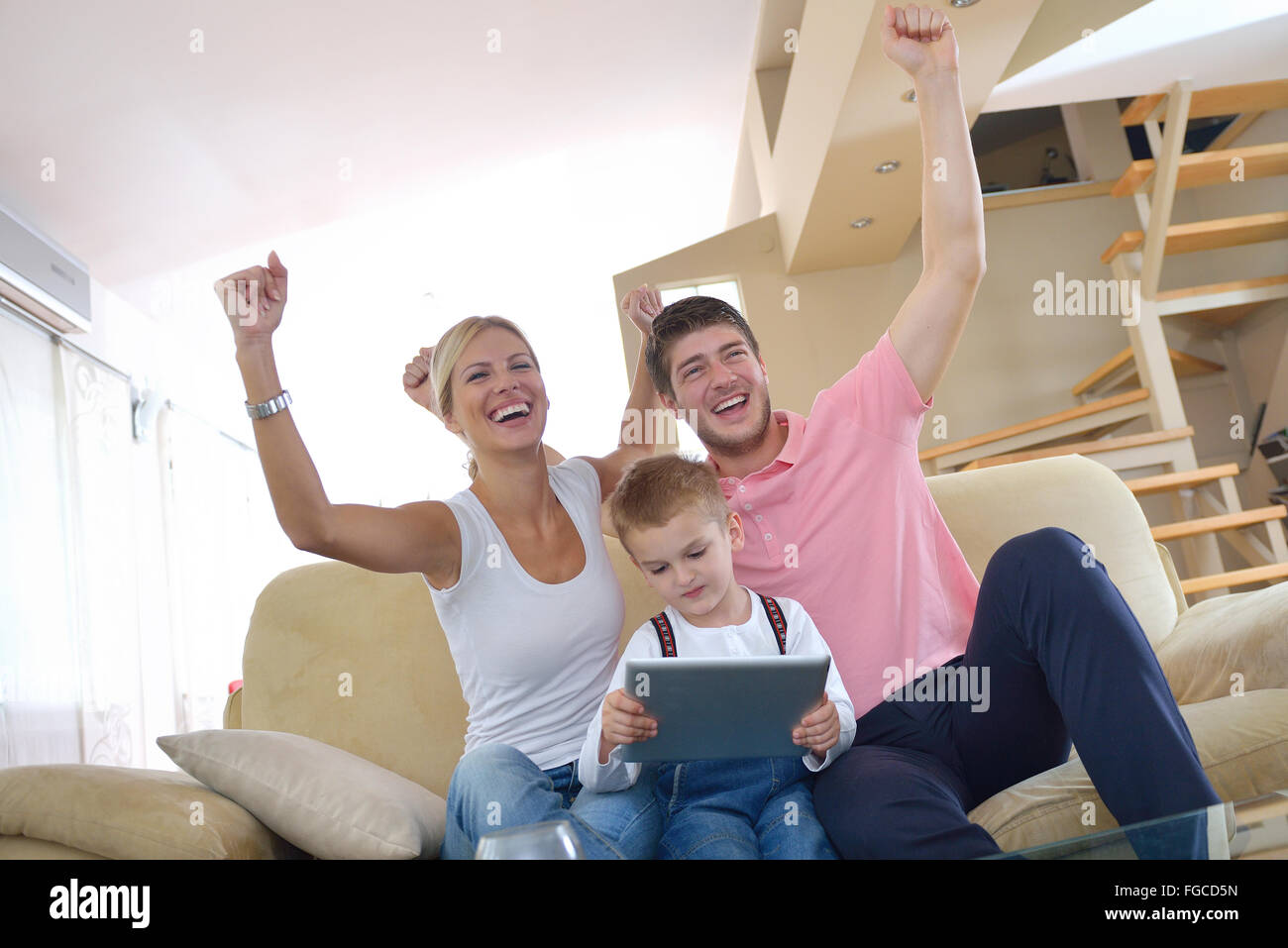 Famille à la maison using tablet computer Banque D'Images